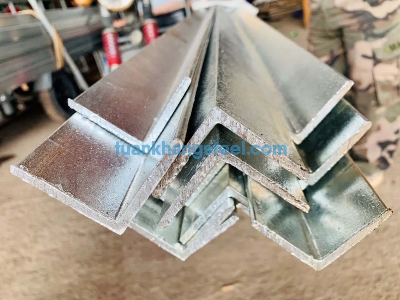 So sánh chi tiết Thép hình góc V(L) đen và mạ kẽm: Ưu nhược điểm & Ứng dụng thực tế