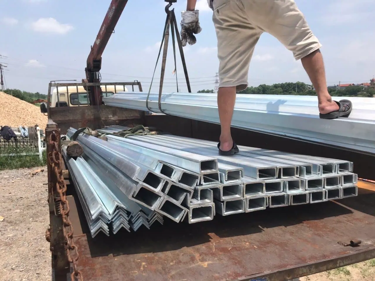Thép góc V, L đen, mạ kẽm