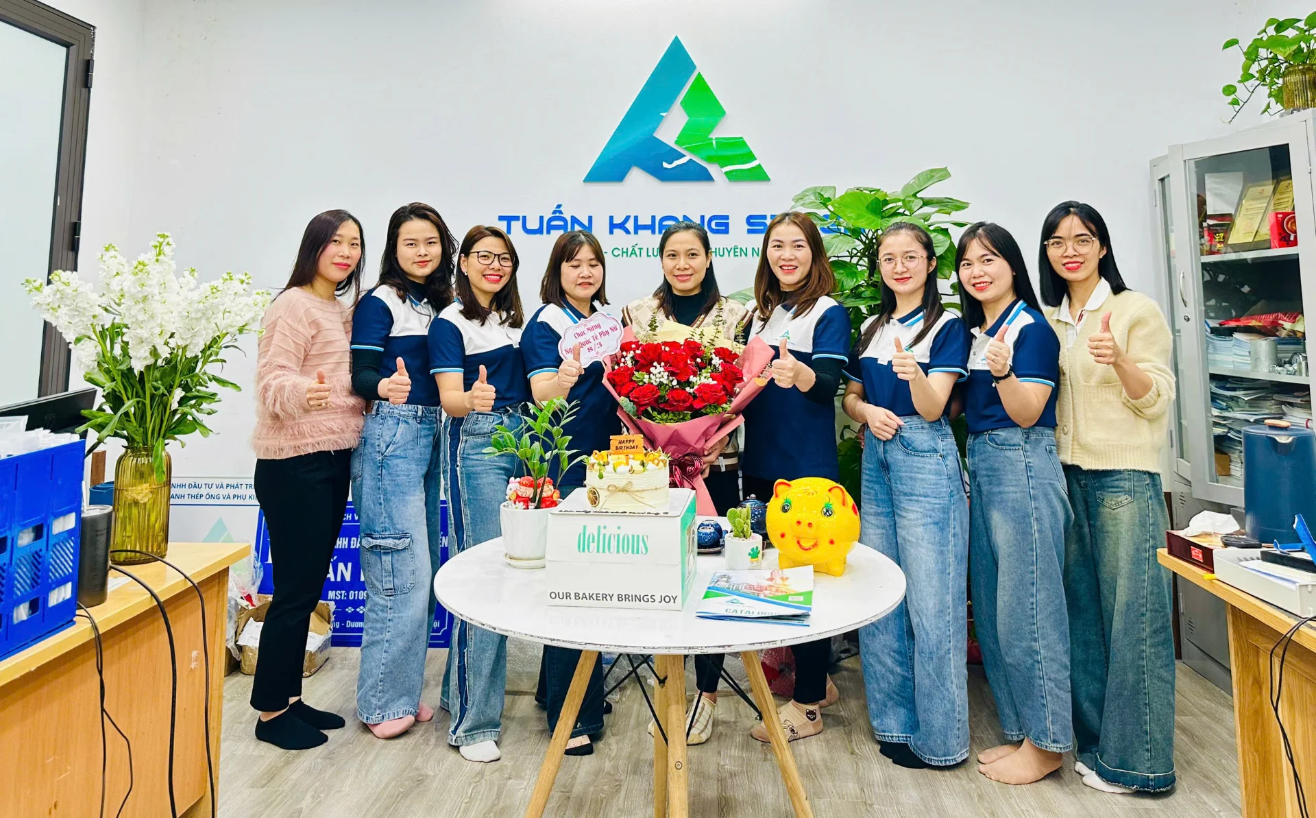 CÔNG TY THÉP TUẤN KHANG TƯNG BỪNG TỔ CHỨC TIỆC LIÊN HOAN CHÚC MỪNG NGÀY QUỐC TẾ PHỤ NỮ 8/3