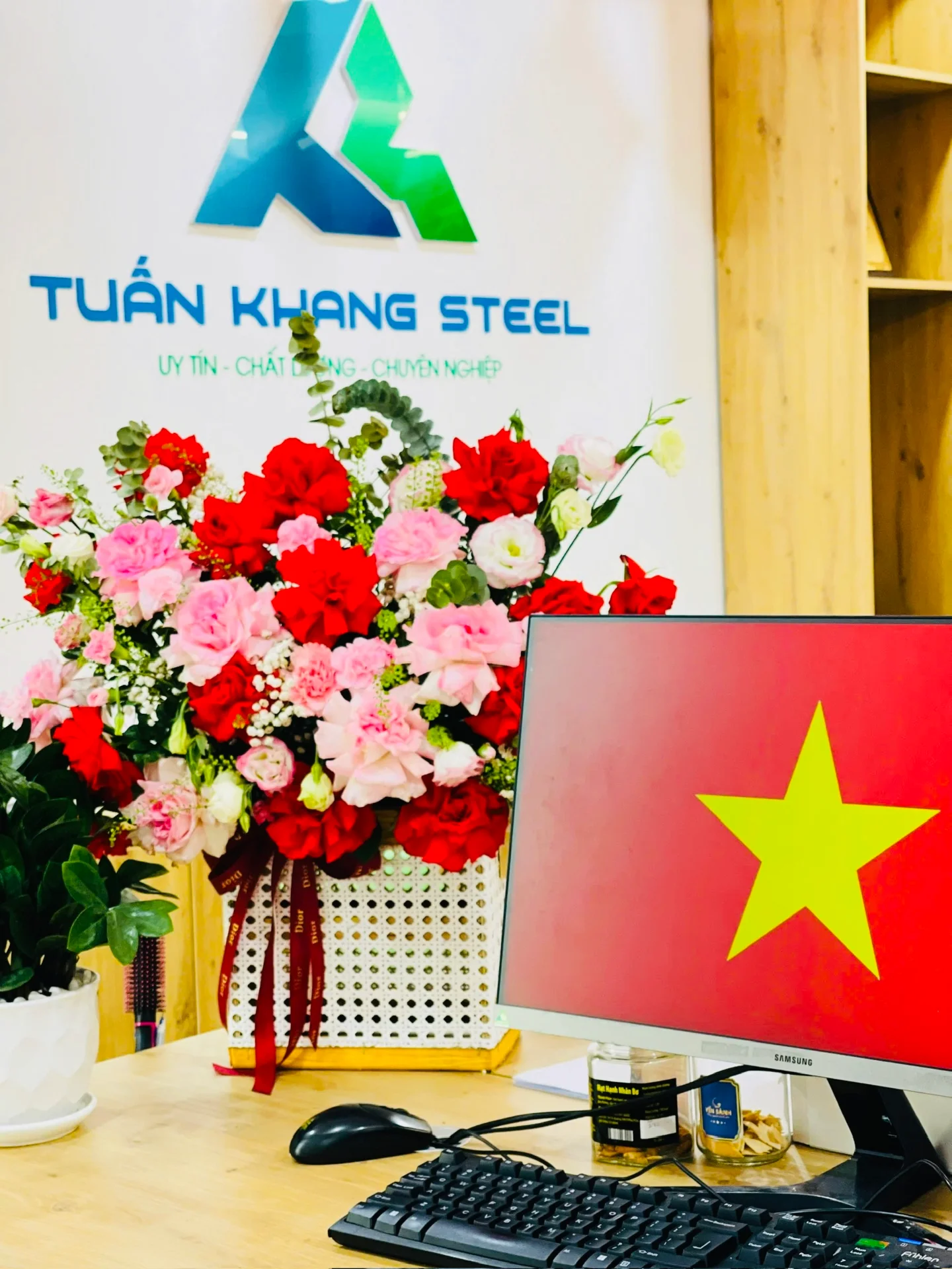 Tuấn Khang Steel Rực Rỡ Sắc Đỏ – Chào Mừng Kỳ Nghỉ Lễ 30/4 & 1/5 🇻🇳