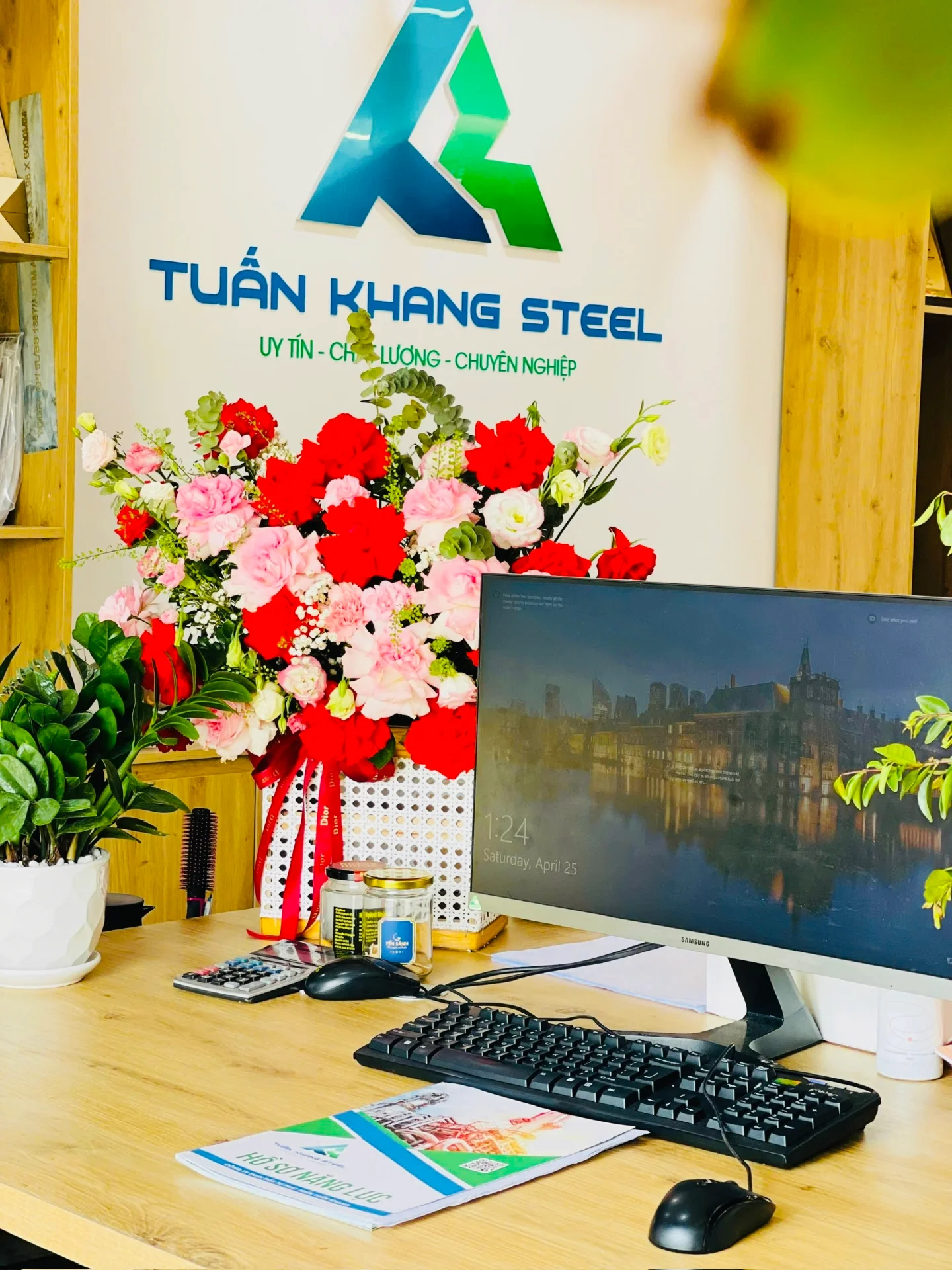Tuấn Khang Steel Rực Rỡ Sắc Đỏ – Chào Mừng Kỳ Nghỉ Lễ 30/4 & 1/5 🇻🇳