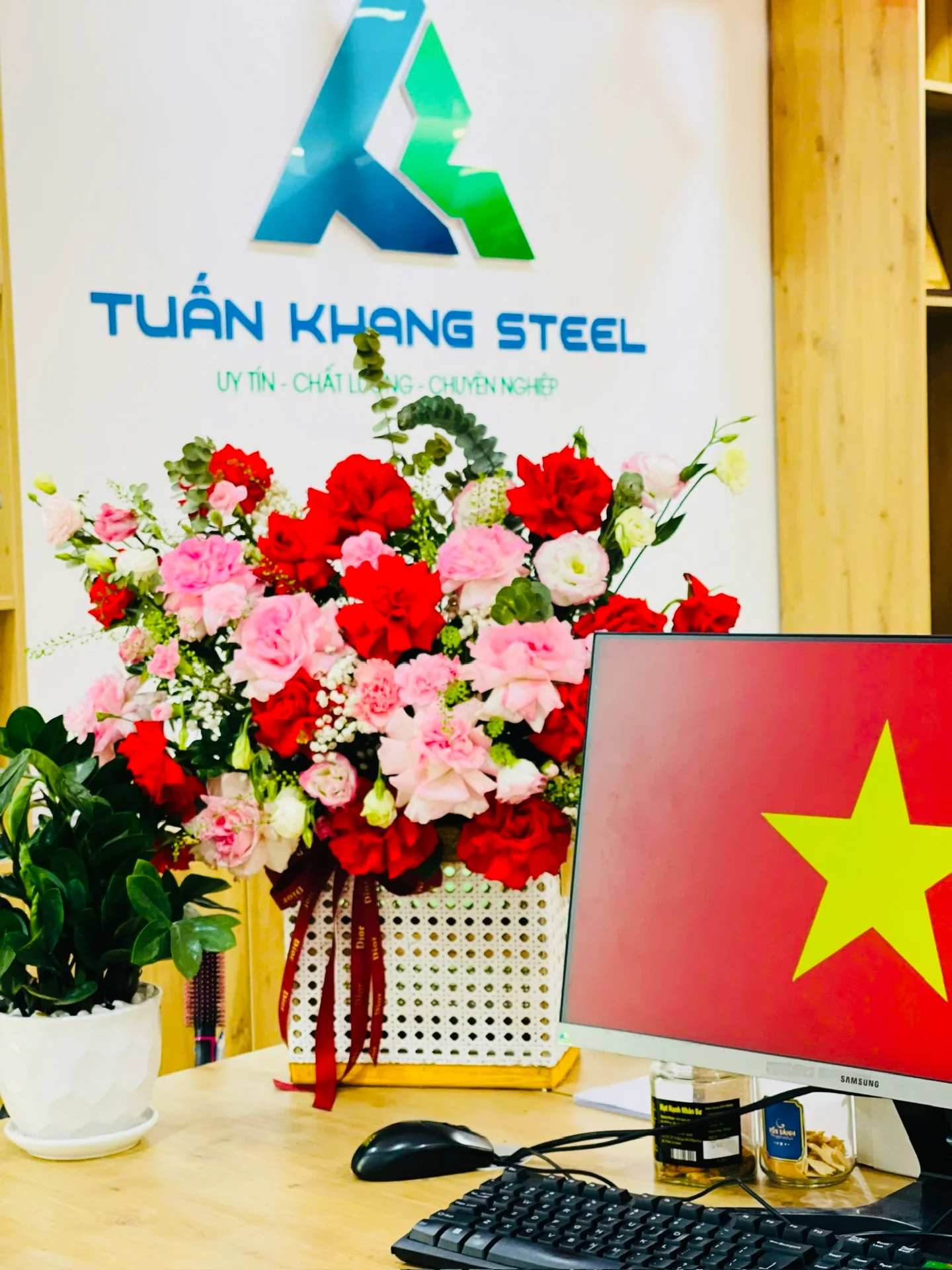 Tuấn Khang Steel Rực Rỡ Sắc Đỏ – Chào Mừng Kỳ Nghỉ Lễ 30/4 & 1/5 🇻🇳